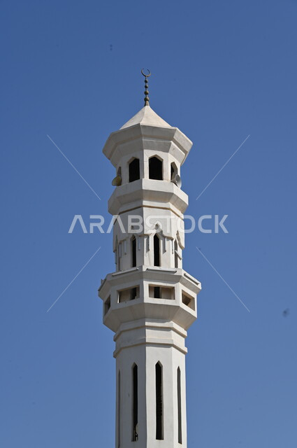 مفهوم العبادة والتقرب الى الله، صورة مقربة لماذنة وقبة مسجد قباء في المدينة المنورة، الفن الهندسي المعماري على الطراز الاسلامي لمنارات المساجد والجوامع، دعوة ونداء المسلمين الى الصلاة في المملكة العربية السعودية