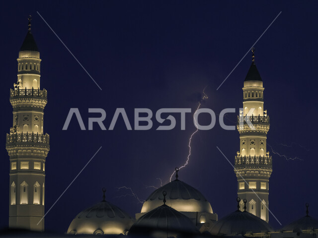 البرق والأمطار في المملكة العربية السعودية، دعوة ونداء المسلمين الى الصلاة، مفهوم العبادة والتقرب الى الله، ماذنة وقبة مسجد قباء في المدينة المنورة ليلا، الفن الهندسي المعماري على الطراز الاسلامي لمنارات المساجد والجوامع