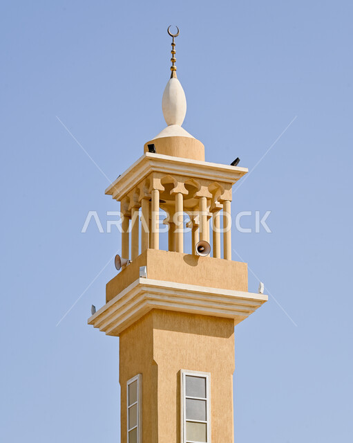 العبادة والتقرب إلى الله، صورة مقربة لمنارة المسجد باللون الابيض، ارتفاع صوت الأذان، دعوة ونداء المسملين للصلاة، مآذن الجوامع والمساجد في المدينة المنورة