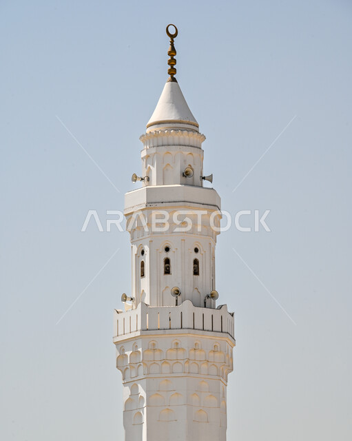 العبادة والتقرب إلى الله، صورة مقربة لمنارة المسجد باللون الابيض، ارتفاع صوت الأذان، دعوة ونداء المسملين للصلاة، مآذن الجوامع والمساجد في المدينة المنورة