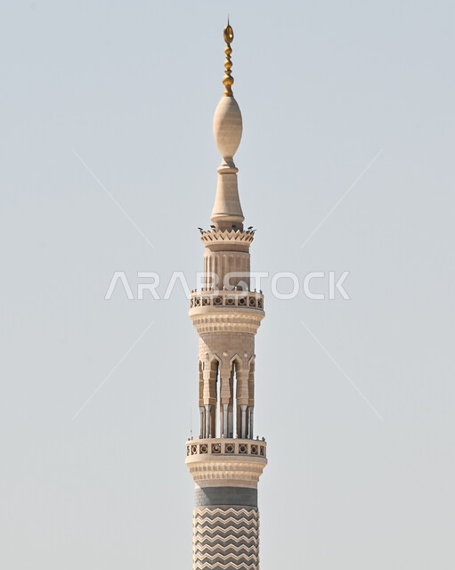 العبادة والتقرب إلى الله، صورة مقربة لمنارة المسجد باللون الابيض، ارتفاع صوت الأذان، دعوة ونداء المسملين للصلاة، مآذن الجوامع والمساجد في المدينة المنورة