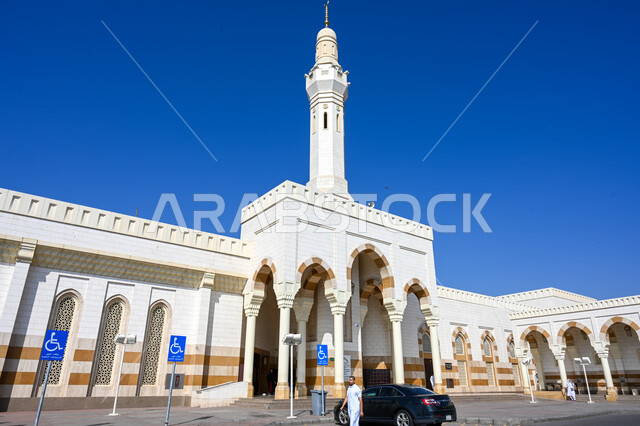 الفن الهندسي المعماري على الطراز الاسلامي المميز، مسجد شهداء أحد في المدينة المنورة في المملكة العربية السعودية في وقت النهار، مفهوم العبادة والتقرب الى الله، معالم دينية اسلامية مقدسة, نداء المسلمين لأداء الفرائض الدينية 