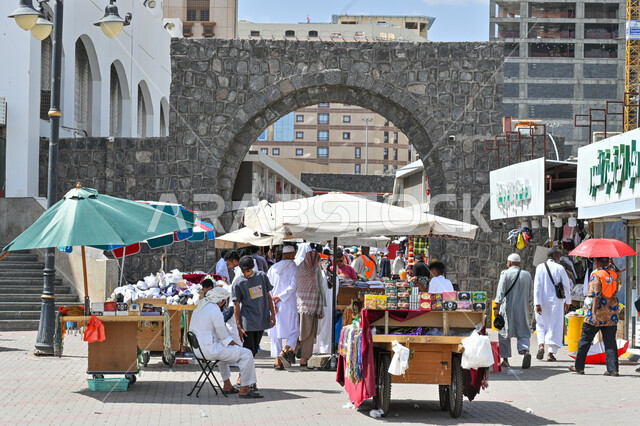  العراقة والأصالة والتراث السعودي, تجول الحجاج والمعتمرين في سوق بلال في المدينة المنورة, شراء الاحتياجات من الأسواق الشعبية, الاستمتاع في التسوق في وقت النهار, معالم دينية مقدسة مشهورة في المملكة العربية السعودية, السياحة في الأماكن الاسلامية