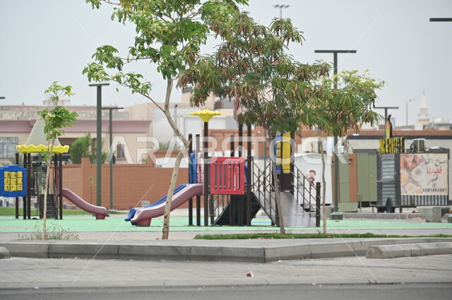 الاهتمام بزراعة الأشجار والنباتات الخضراء، ارجوحة الانزلاق البلاستيكية في احد الحدائق العامة، المزارع والمنتزهات في المدينة المنورة، المناطق المخصصة لالعاب الاطفال في المملكة العربية السعودية