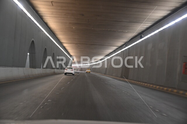 الطرقات والشوارع المعبدة في المملكة العربية السعودية، حركة مرور السيارات داخل النفق ليلا، وسائل نقل المواصلات، الاهتمام بالبنية التحتية في المدينة المنورة