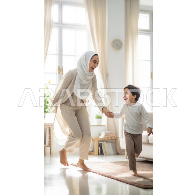 ايماءات السعادة والبهجة والضحك الشديد، قضاء أوقات عائلية ممتعة في أيام العطلة، ولد عربي خليجي سعودي يلعب مع والدته في المنزل، أجواء أسرية مليئة بالحب ، التسلية والقيام بالأنشطة الترفيهية مع الأبناء