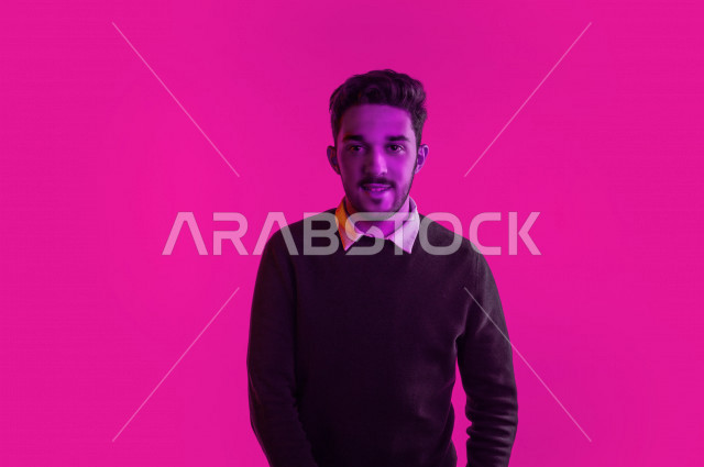بورتريه رجل سعودي خليجي سعيد  ، ايماءات وجه و يدين مختلفة تدل على السعادة و الفرحة ، الحيوية و الترفيه  ،  خلفية ملونة