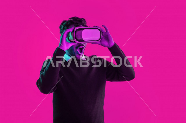 بورتريه رجل سعودي خليجي سعيد ،يضع جهازVR Box، ايماءات وجه و يدين تدل على السعادة و الاستمتاع ، استخدام تقنية ثلاثية الابعاد ، خلفية ملونة