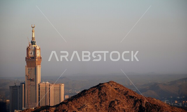 الفن الهندسي المعماري للابراج وناطحات السحاب، المباني والمنشئات السكنية على الطراز الحديث، معالم واماكن إسلامية دينية مقدسة، صورة من الاعلى لبرج الساعة في مكة المكرمة بالمملكة العربية السعودية