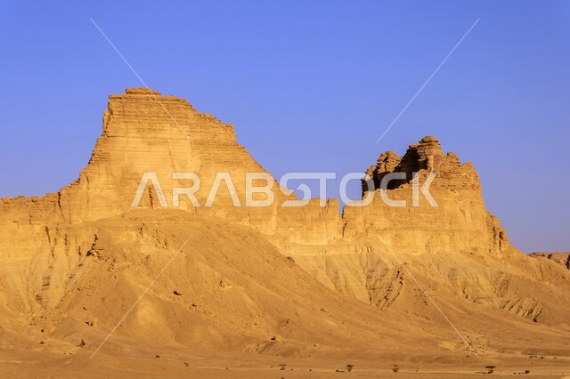 القمم والمرتفعات الجبلية في المناطق الصحراوية، التكوينات الصخرية الطبيعية على جرف جبل الأصمع، أماكن سياحية في المملكة، عاصمة الترفيه والسياحة المستقبلية العالمية في السعودية