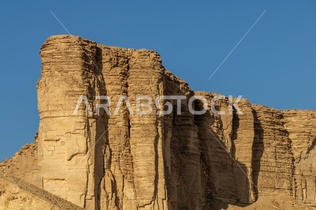 التكوينات والتشكيلات الصخرية على حافة نهاية العالم، الطبيعة الجبلية المتميزة في المناطق الصحراوية، قوس صخري في جبال طويق في مدينة نجد، معالم سياحية تاريخية مشهورة في المملكة العربية السعودية