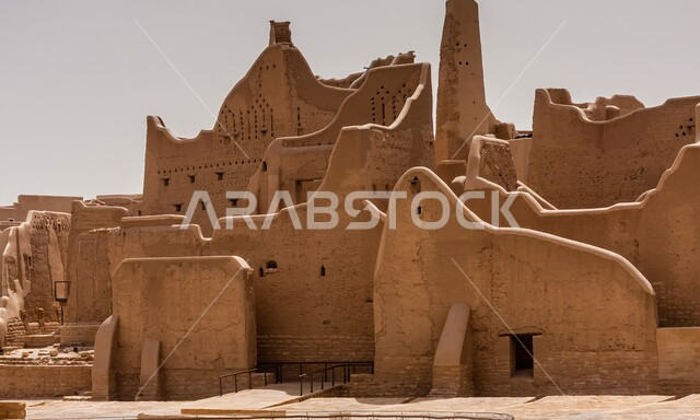 حصون تاريخية قديمة في مدينة الرياض، المباني والبيوت الأثرية الطينية في الدرعية، الفن الهندسي المعماري على الطراز القديم لأسوار قصر سلوى في حي البجيري، أماكن ومعالم سياحية شعبية تراثية لجذب السائحين في المملكة العربية السعودية    