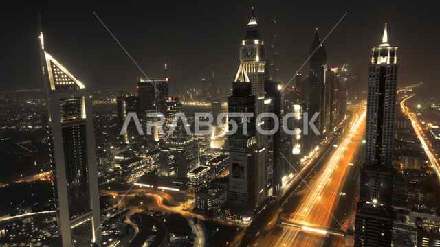 معالم دبي السياحية، النمو والتقدم والتوسع العمراني، الفن الهندسي المعماري للمباني والمنشآت السكنية، منظر الأبراج وناطحات السحاب المنارة في دولة الإمارات العربية المتحدة ليلا