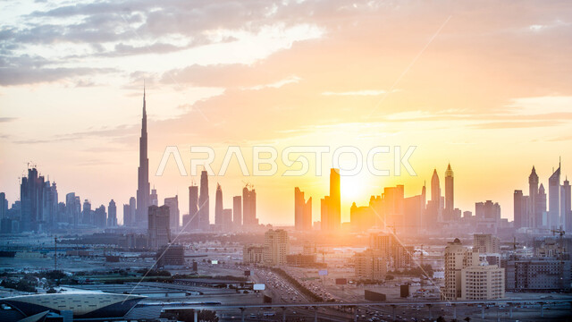 النمو والتقدم والتوسع العمراني، الفن الهندسي المعماري للمباني والمنشآت السكنية، منظر الأبراج وناطحات السحاب في دولة الإمارات العربية المتحدة في وقت الغروب، معالم دبي السياحية