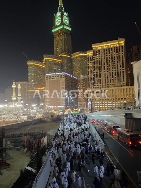 تجمع زوار بيت الله الحرام في الفناء الخارجي للمسجد الحرام ليلا, قدوم المسلمين من جميع أنحاء العالم إلى الاماكن المقدسة في المملكة, برج الساعة الملكي، المعالم الاسلامية الدينية المشهورة, دخول المصلين الى الجامع لأداء المناسك والعبادات والتقرب الى الله