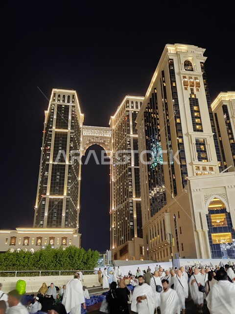 ازدحام الحجاج امام مجمع جبل عمر السكني بالقرب من المسجد النبوي الشريف، الفن الهندسي المعماري على الطراز الحديث للأبراج والفنادق في المدينة المنورة، المباني السكنية المضيئة في المملكة العربية السعودية، معالم واماكن اسلامية دينية مقدسة