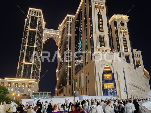 ازدحام الحجاج امام مجمع جبل عمر السكني بالقرب من المسجد النبوي الشريف، الفن الهندسي المعماري على الطراز الحديث للأبراج والفنادق في المدينة المنورة، المباني السكنية المضيئة في المملكة العربية السعودية، معالم واماكن اسلامية دينية مقدسة