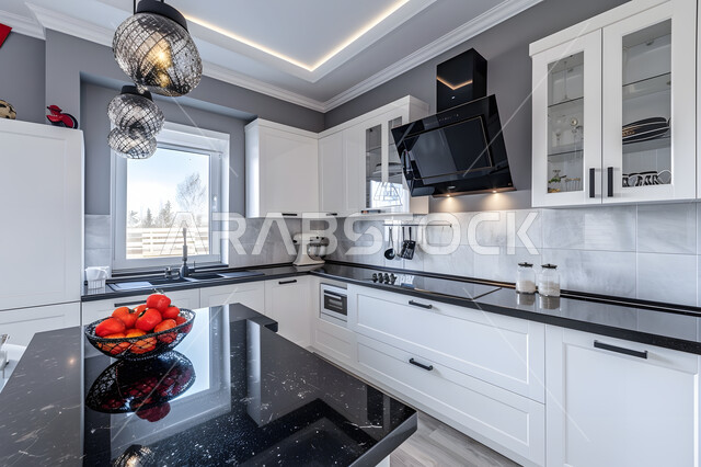 الديكورات العصرية للمطابخ الفاخرة في المملكة العربية السعودية، التصاميم الداخلية للفلل والشقق السكنية، مطبخ راقي باللون الأبيض والأسود