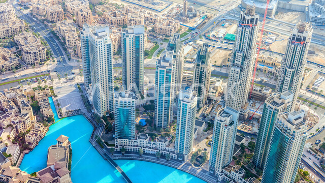 التقدم والتوسعة العمراني، الفن الهندسي المعماري للمباني والمنشآت المطلة على البحر، صورة جوية للأبراج وناطحات السحاب في دولة الإمارات العربية المتحدة، معالم دبي السياحية، الواجهة البحرية على ساحل الخليج العربي