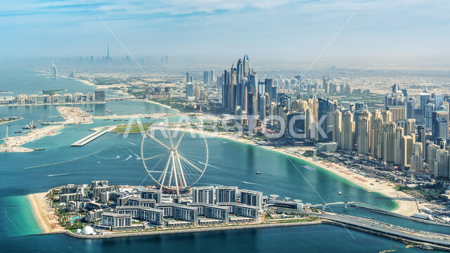 استقطاب السياح من أنحاء العالم، الواجهة البحرية على الخليج العربي، صورة جوية لمدينة دبي نهارا، الفن الهندسي المعماري للابراج وناطحات السحاب المطلة البحر