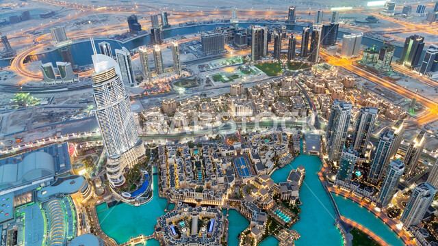 معالم دبي السياحية، الواجهة البحرية على ساحل الخليج العربي، النمو والتقدم والتوسع العمراني، الفن الهندسي المعماري للمباني والمنشآت المطلة على البحر، صورة جوية للأبراج وناطحات السحاب في دولة الإمارات العربية المتحدة