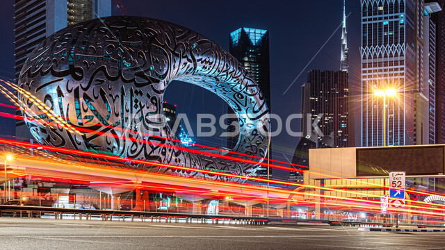 متحف المستقبل في مدينة دبي في الإمارات العربيه المتحده, رؤيه مستقبيله إماراتية, تصميم هندسي معماري حديث، معالم وأماكن سياحية مشهورة، الأبراج الشاهقة وناطحات السحاب، منظر الشوارع والطرقات ليلا