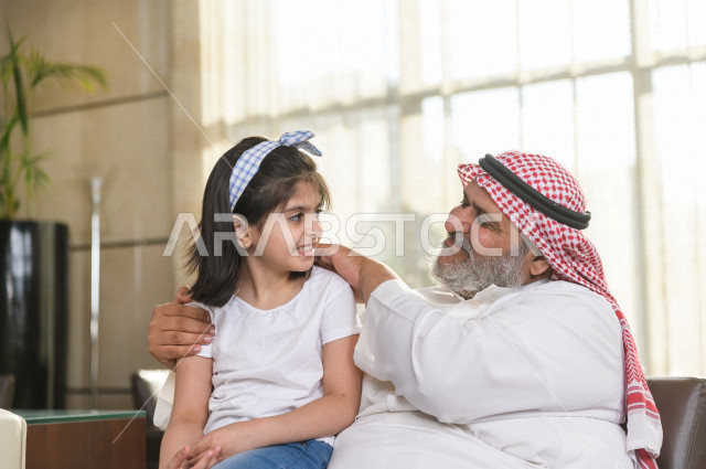 جد سعودي يقضي أجمل الأوقات مع حفيدته الصغيرة , فرحة الجد بزيارته لحفيدته في المنزل , .