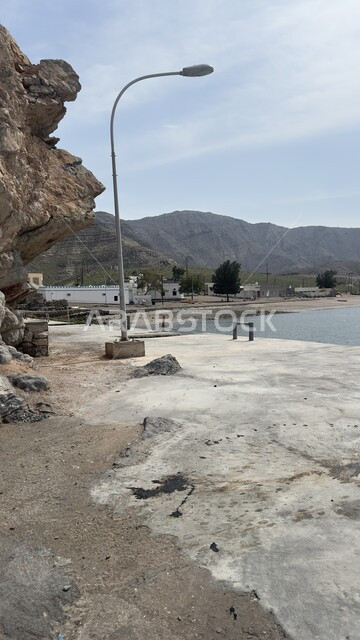 التكوين الطبيعي البحري والجبلي على شاطئ سلطنة عمان، المنتجعات والشاليهات أمام البحر، رحلات ترفيهيه ساحليه، الاهتمام بالتشجير وزراعه الأشجار الخضراء، أماكن و معالم طبيعية سياحية مشهورة