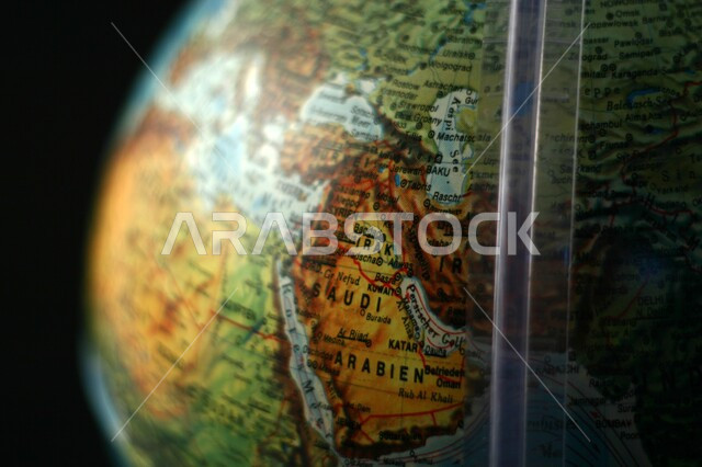 موقع المملكة العربية السعودية على خريطة العالم، القارات والبحار والمحيطات، صورة مقربة لمجسم ثلاثي الأبعاد للكرة الأرضية، رسوم توضيحية للخليج العربي، خلفية سوداء
