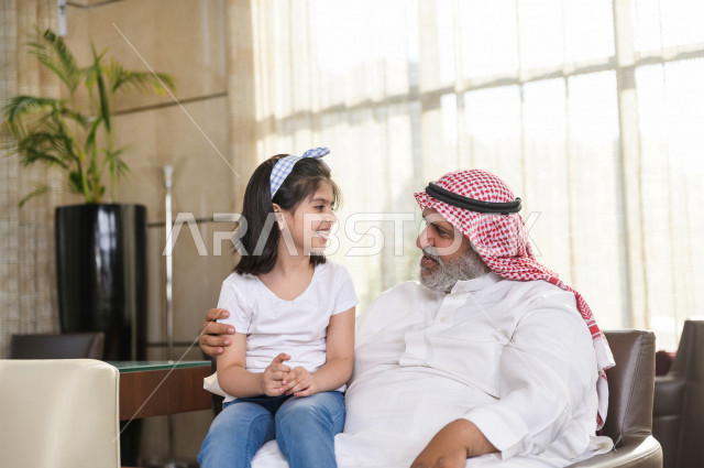 جد سعودي يقضي أجمل الأوقات مع حفيدته الصغيرة , فرحة الجد بزيارته لحفيدته في المنزل , .