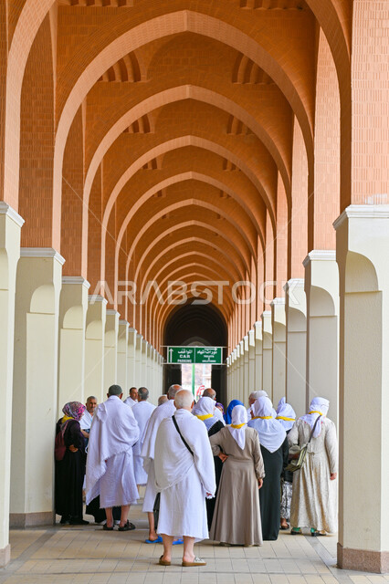 الاحرام من ميقات أبيار علي، صورة من الخلف لمجموعة من الحجاج والمعتمرين في مسجد الميقات ذو الحليفة في المدينة المنورة في المملكة العربية السعودية، الهندسة المعمارية على الطراز الإسلامي