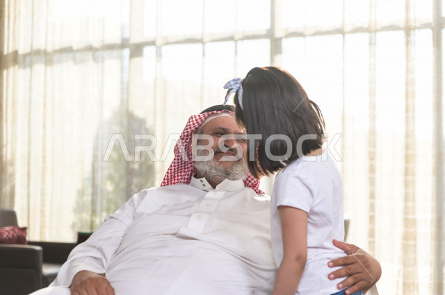 جد سعودي يقضي أجمل الأوقات مع حفيدته الصغيرة , فرحة الجد بزيارته لحفيدته في المنزل , .