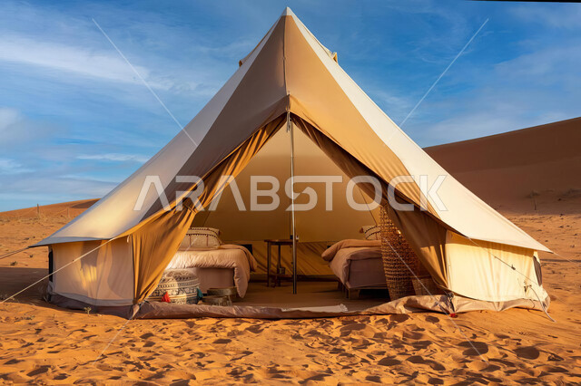 كشتة و جلسة بر شبابية، التخييم في صحاري المملكة العربية السعودية, الأجواء الشتوية الممتعة, خيمة بدوية شعبية وسط الصحراء، التضاريس والرمال الذهبية الناعمة في وضح النهار، مخيمات سياحية في المناطق البرية