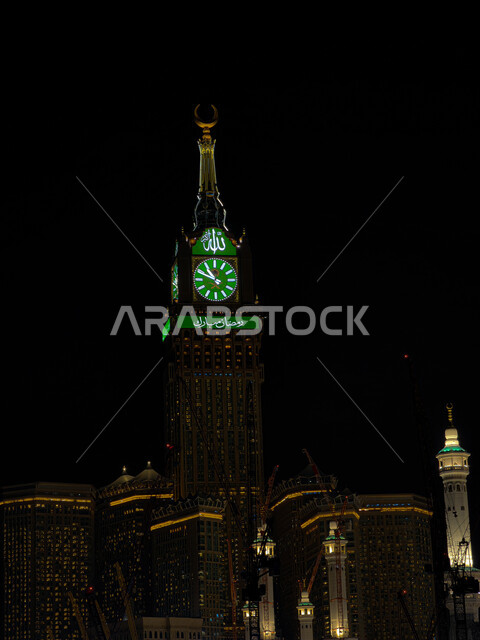 صورة مقربة لبرج الساعة الملكي المضاء في الليل، التصاميم الهندسية للمنشآت المطلة على الحرم المكي الشريف، معالم وأماكن دينية مقدسة، الأبراج والفنادق الفاخرة في مكة المكرمة في المملكة العربية السعودية