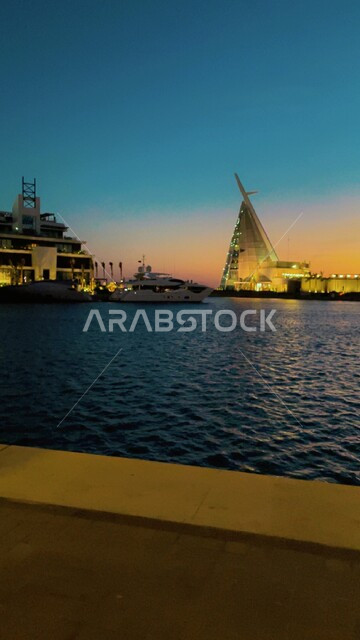 الفن الهندسي المعماري للمباني والمنشآت في الواجهة البحرية لمدينة جدة في المملكة العربية السعودية, نادي اليخوت على ساحل البحر الأحمر عند غروب الشمس, معالم وأماكن السياحة الترفيهية في المدينة الساحلية، التنزه والرحلات السياحية في مارينا جدة 