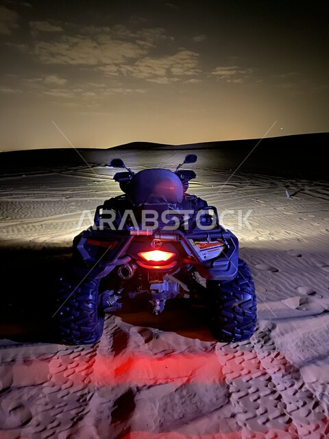 رحلة وكشتة برية في المناطق الصحراوية في منطقة الثمامة، قضاء العطلة في براري المملكة العربية السعودية، سدراجة نارية وسط الصحراء ، الأماكن الترفيهية العائلية، الاستمتاع في الأجواء والجلسات الليلية الهادئة 