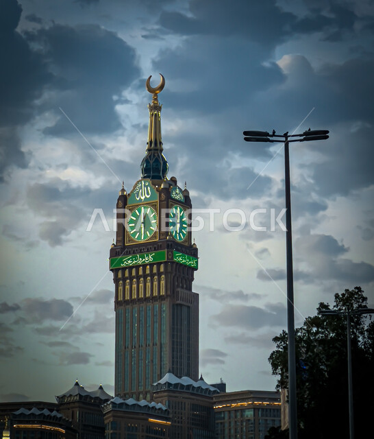 معالم دينية اسلامية مقدسة في المملكة العربية السعودية، الفن الهندسي المعماري لمبنى برج الساعة الملكي في مكة المكرمة، مقاصد واماكن لأداء العبادات والتقرب الى الله تعالى، منظر السماء المليئة بالغيوم 