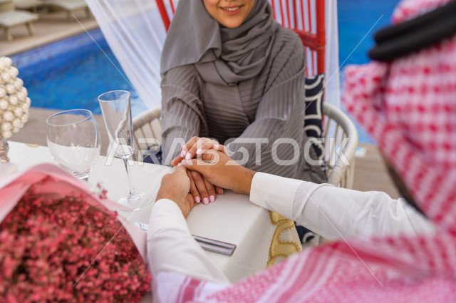 زوجان سعوديان يحتفلان بيوم زواجهم بتقديم الهدايا والورد في أحد المنتجعات الخليجية  , يوم الحب , ذكرى زواج , جلسات رومانسية . 