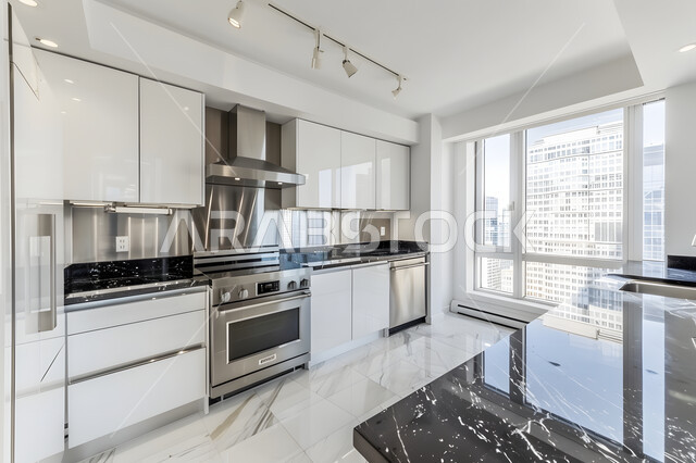 التصميم الهندسي الكلاسيكي للمطابخ، أدوات منزلية حديثة بتقنيات عالية، الفلل والشقق السكنية في المملكة العربية السعودية، نوافذ وواجهات زجاجية مطلة على المباني والأبراج، مطبخ فاخر وراقي باللون الأبيض 
