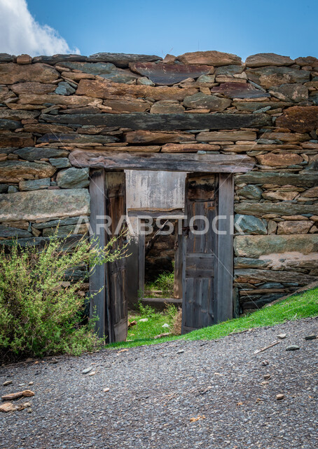 القلاع التراثية المشيدة من الحجارة، الفن الهندسي المعماري على الطراز القديم، قلعة بخروش بن العص في منطقة الباحة، البيوت والمباني الحجرية الأثرية، المعالم السياحية المشهورة في المملكة العربية السعودية