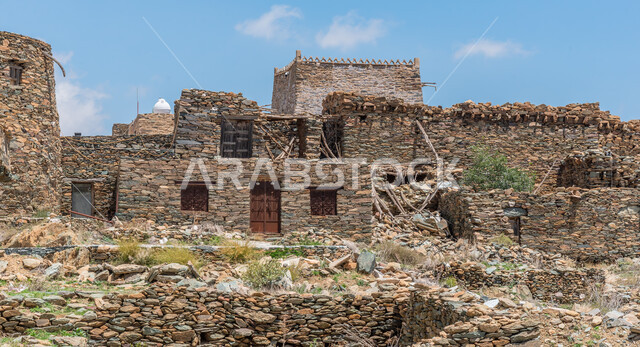 البيوت والمباني الحجرية الأثرية، القلاع التراثية المشيدة من الحجارة، الفن الهندسي المعماري على الطراز القديم، قلعة بخروش بن العص في منطقة الباحة، المعالم السياحية المشهورة في المملكة العربية السعودية
