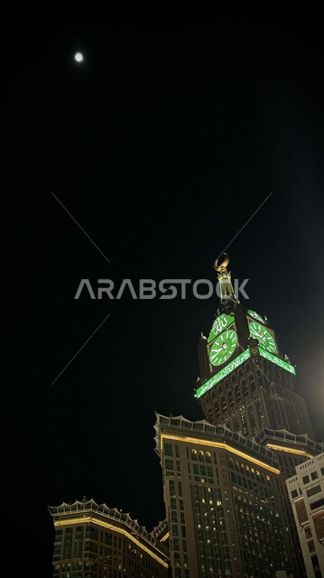 الفن الهندسي المعماري للمنشآت والمباني ،المعالم الدينية الاسلامية المشهورة, فندق برج الساعة الملكي في مكة المكرمة في وقت الليل، الابراج والفنادق وناطحات السحاب بجانب الحرم المكي الشريف في المملكة العربيه السعوديه