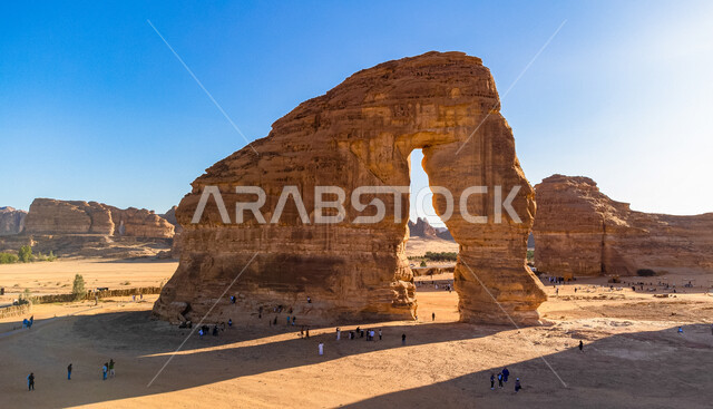 صخرة الفيل في محافظة العلا، التكوينات الصخرية في المناطق الصحراوية، الاماكن السياحية في المملكة العربية السعودية، المعالم الاثرية التاريخية القديمة، التضاريس والقمم والمرتفعات الجبلية