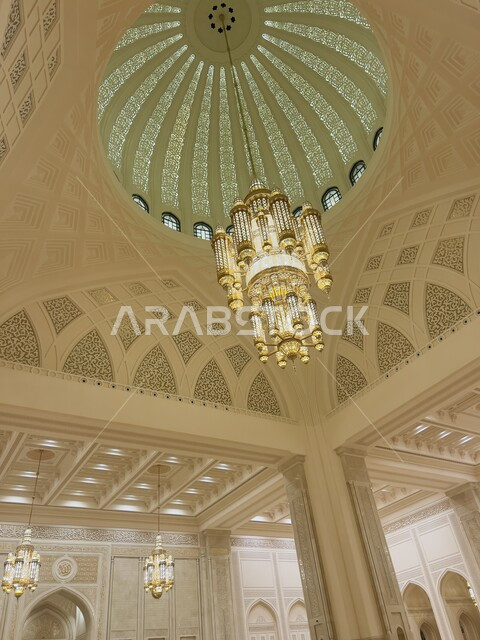 الديكورات والثريات الكبيرة الفاخرة المعلقة في السقف داخل المسجد، العبادة والتقرب الى الله، أداء الفرائض الدينية، الفن الهندسي المعماري الاسلامي الحديث، مسجد السلطان قابوس في محافظة الداخلية في ولاية نزوى، أماكن ومعالم إسلامية دينية مقدسة مشهورة في سلطنة عمان