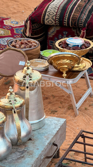 كرم الضيافه وحسن الاستقبال، دلال القهوة النحاسية وأطباق من التمر اللذيذ، الاستمتاع بالمشروبات الساخنة في الشتاء البارد، الكشتات البرية العربية الشعبية، أجواء التخييم في المناطق الصحراوية في المملكة العربية السعودية