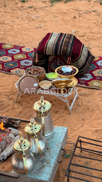 دلال القهوة النحاسية وأطباق من التمر اللذيذ، الاستمتاع بالمشروبات الساخنة في الشتاء البارد، كرم الضيافه وحسن الاستقبال، الكشتات البرية العربية الشعبية، أجواء التخييم في المناطق الصحراوية في المملكة العربية السعودية