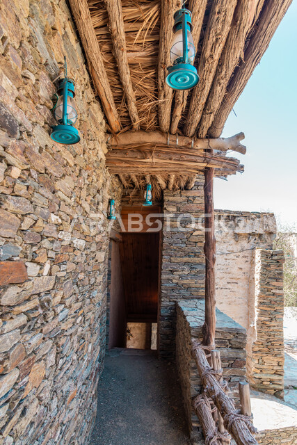 الأبواب والنوافذ الخشبية، القلاع التراثية المشيدة من الحجارة، الفن الهندسي المعماري على الطراز القديم، قلعة بخروش بن العص في منطقة الباحة، البيوت والمباني الحجرية الأثرية، المعالم السياحية المشهورة في المملكة العربية السعودية