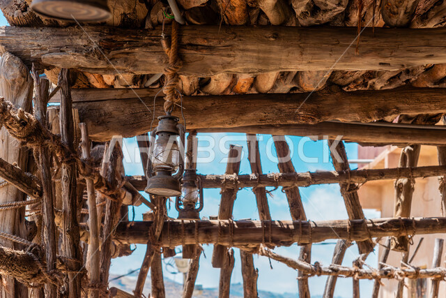 الفن الهندسي المعماري على الطراز القديم، المباني والبيوت الحجرية الأثرية، الأبواب والنوافذ الخشبية، القلاع التراثية المشيدة من الحجارة، قلعة بخروش بن العص في منطقة الباحة، المعالم السياحية المشهورة في المملكة العربية السعودية