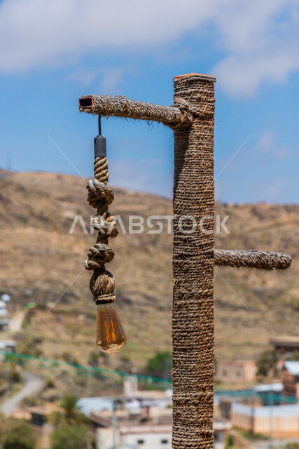 الفوانيس الخشبيه وأعمده الإنارة المتميزة، القلاع التراثية المشيدة من الحجارة، الفن الهندسي المعماري على الطراز القديم، قلعة بخروش بن العص في منطقة الباحة، البيوت والمباني الحجرية الأثرية، المعالم السياحية المشهورة في المملكة العربية السعودية