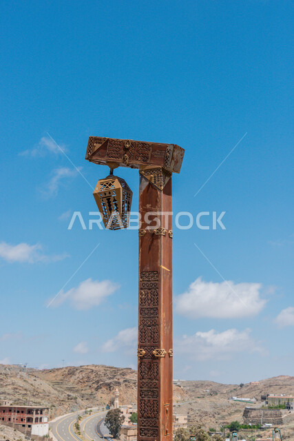 الفوانيس وأعمده الإنارة الخشبية المتميزة، القلاع التراثية المشيدة من الحجارة، الفن الهندسي المعماري على الطراز القديم، قلعة بخروش بن العص في منطقة الباحة، البيوت والمباني الحجرية الأثرية، المعالم السياحية المشهورة في المملكة العربية السعودية